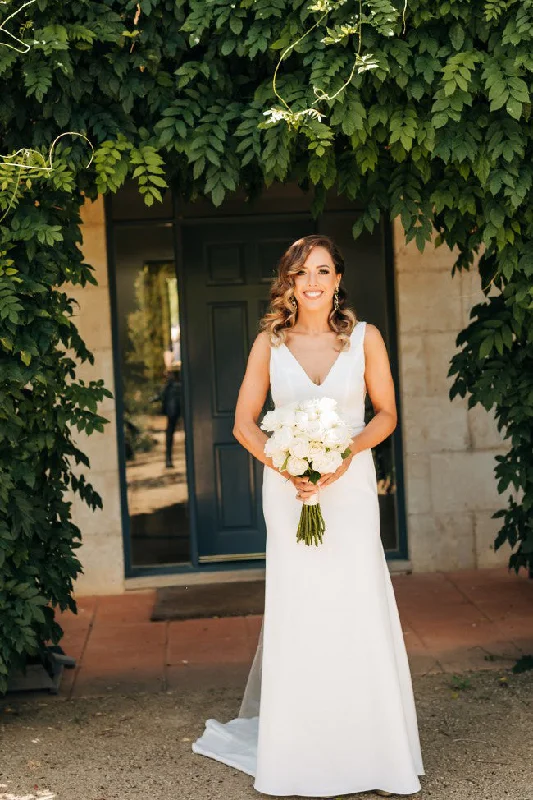 Steals and Deals Simple V Neck Sleeveless Mermaid Wedding Dresses