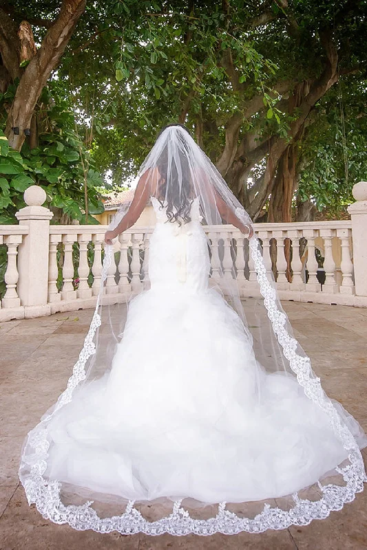 Exclusive Deal Elegant Lace Appliques Long Chapel Veils Floor Length Wedding Veils