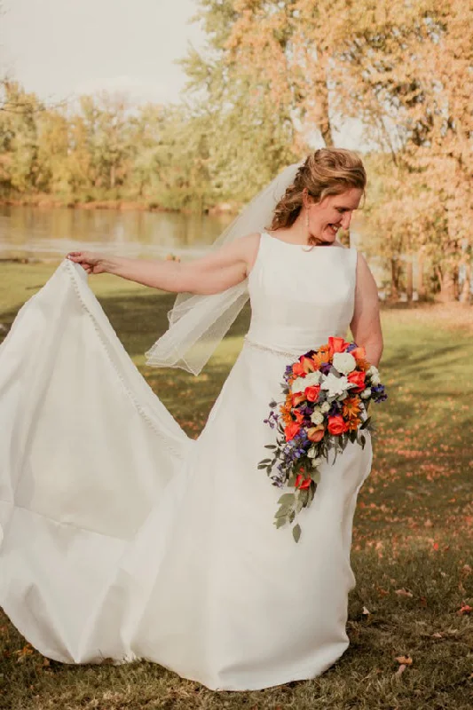 Limited Time Discount Simple Bateau Satin Sleeveless Wedding Dresses with Beading