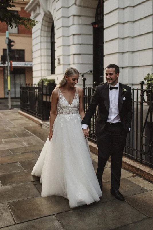 New Deals Charming V Neck Sleeveless Lace Wedding Dresses with Appliques