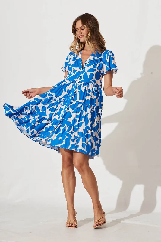 Savings Alert Saldana Smock Dress In White And Blue Leaf Print