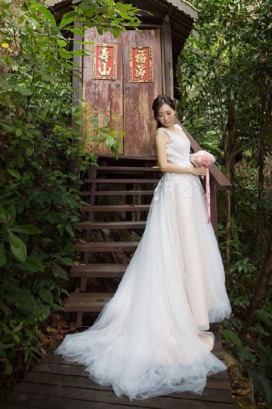 Year-End Sale A Line Deep V Neck Sleeveless Applique Wedding Dresses