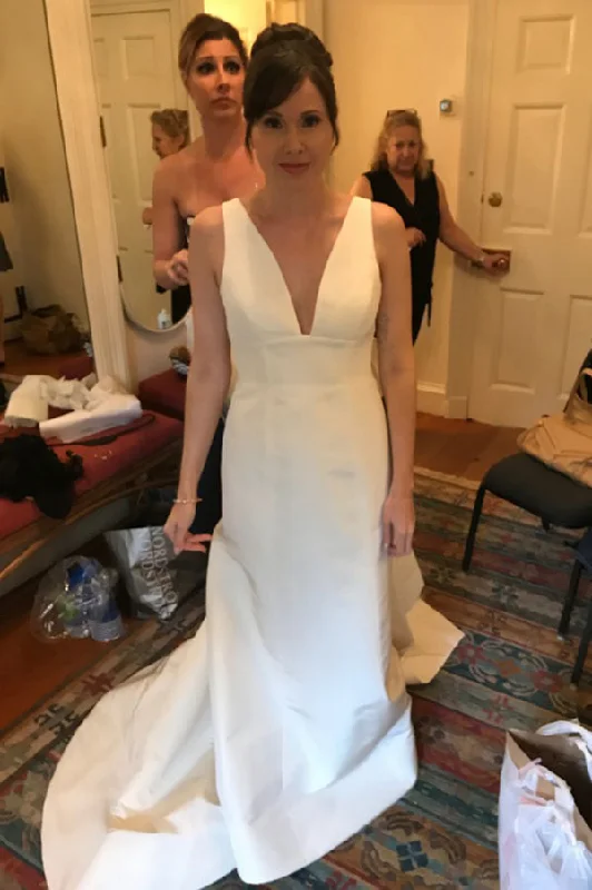 Reduced Prices Simple V Neck Sleeveless Mermaid Wedding Dresses